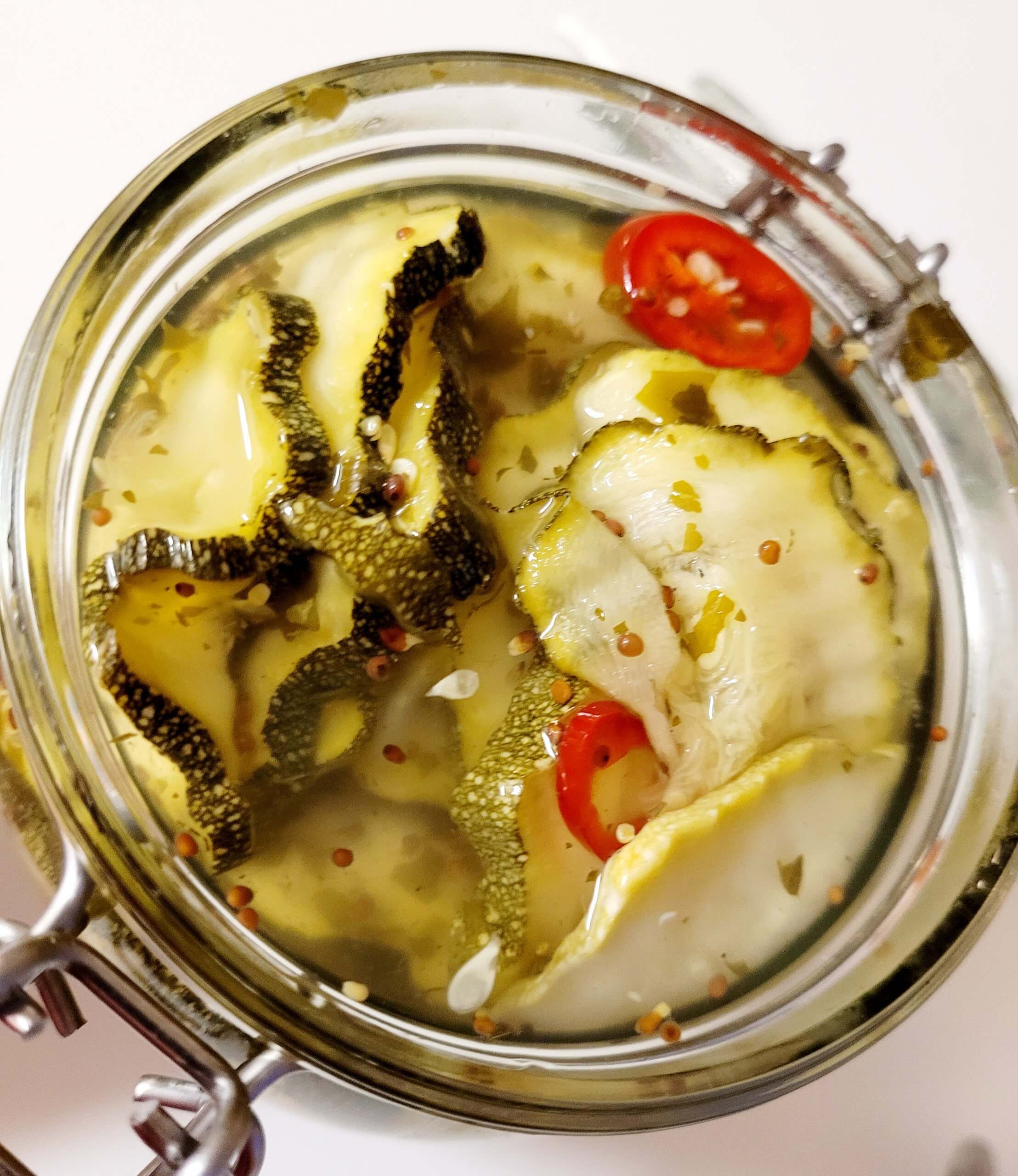 Inlagd zucchini som smörgårsgurka